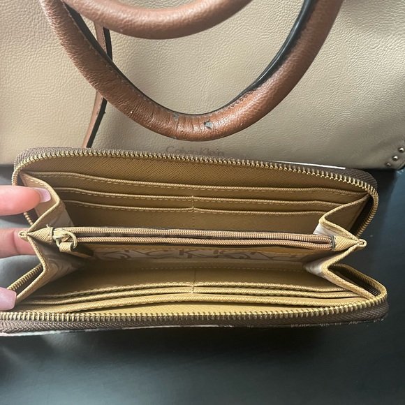 Calvin Klein Cream and Brown Tote Bag & Floral Wallet - Picture 6 of 9